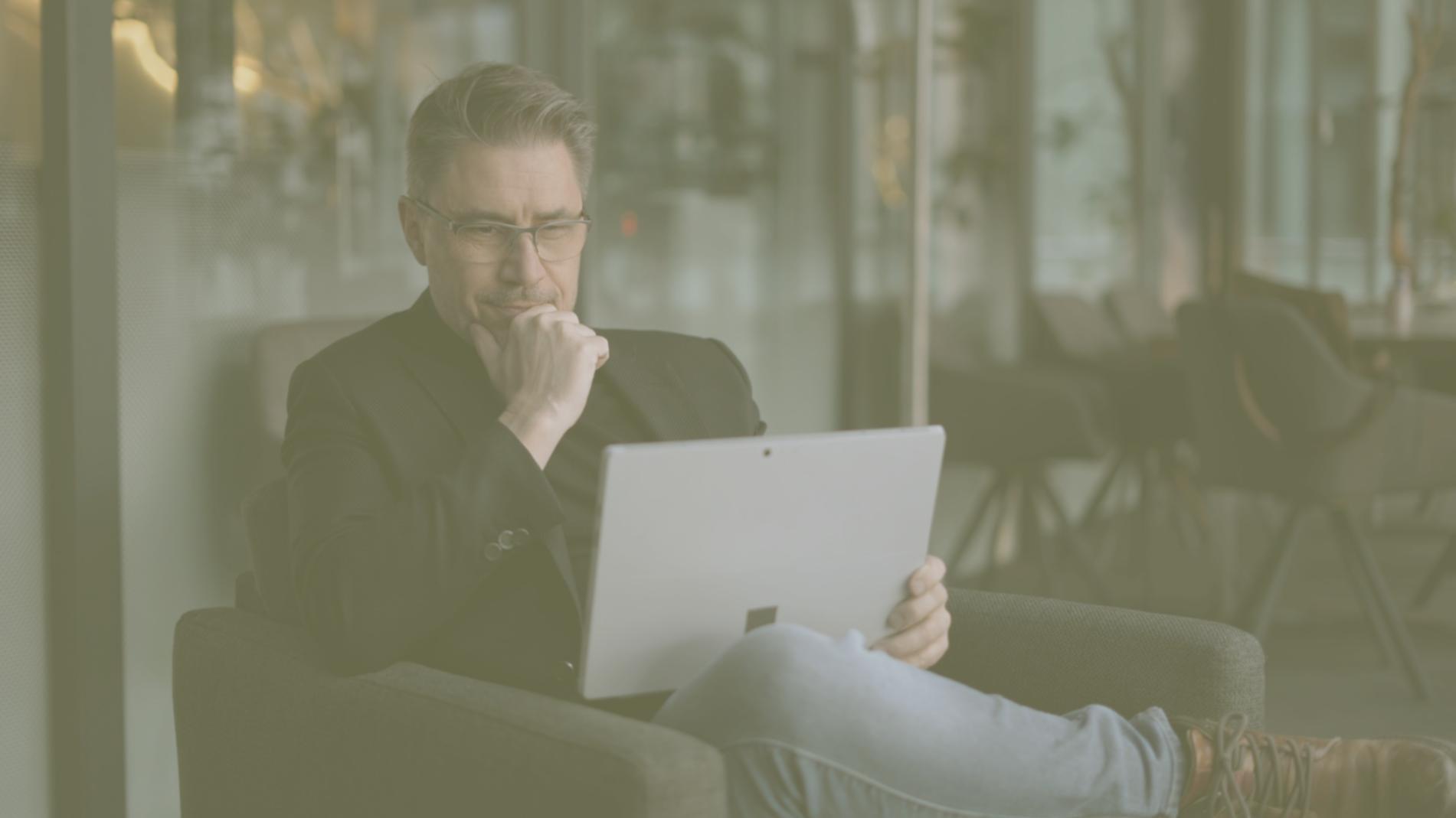 Student analyzing SEO data during live online training session